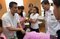 洪旭俊老师在塔西村白塔文化广场开展颈椎点穴义诊活动