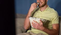 边看电视边吃饭，容易诱发消化不良，家里需要常备和胃整肠丸！