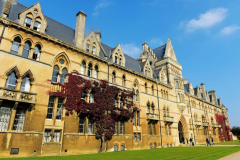 英国本科留学一年费用有多少？别忘记算语言考试费用