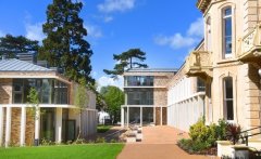 低龄化留学浪潮来袭，家长该如何选择？德欧中学—英国精英私立中学！