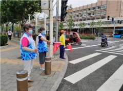 创城文明出行齐参与 新华街道五彩袖标志愿者共绘停行风景线
