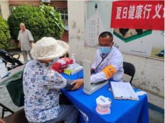 新华街道五彩袖标志愿者邀您“夏日健康行 义诊送清凉 疫苗助防疫”