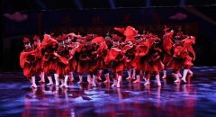 内蒙古乌兰牧骑艺术节完美闭幕 乌兰图雅倾情献唱“点赞新时代”