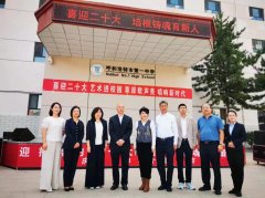 乌兰图雅走进呼和浩特市第一中学向教师致以节日祝福